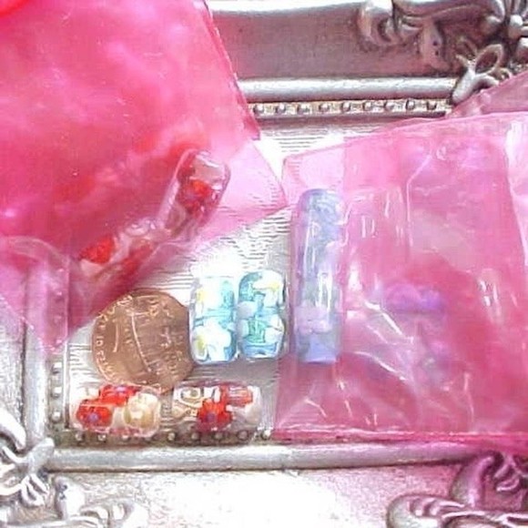 2 Vintage Floral Czech Handmade Glass Lampwork Beads Red Orange Beige Flowers - Picture 3 of 4